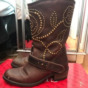 Guess esperanz cowboy boots perfect for a concert